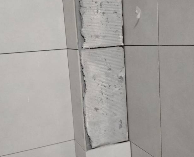 石鼓瓷砖空鼓维修公司分享下瓷砖施工前基层浇水润湿程度不足，可能导致以下问题